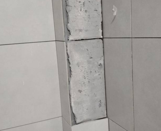 泽州瓷砖空鼓维修公司分享下瓷砖施工前基层浇水润湿程度不足，可能导致以下问题