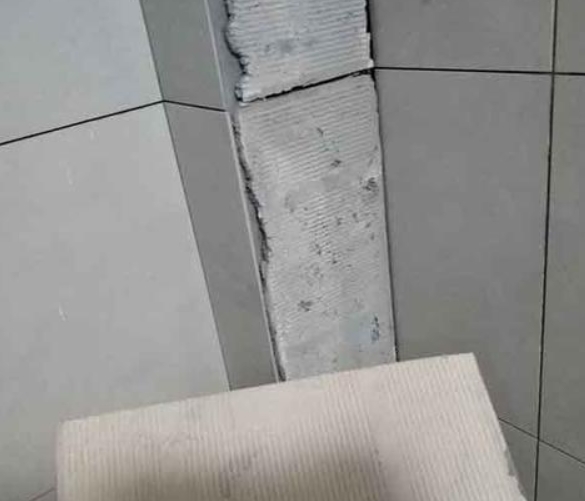 泽州瓷砖空鼓维修公司分享下厨房瓷砖脱落的补救措施。